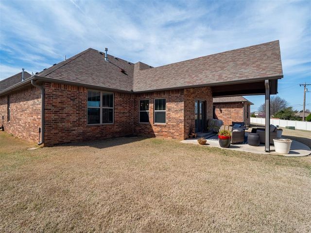 2727 Woodlawn Court, Shawnee, OK 74804