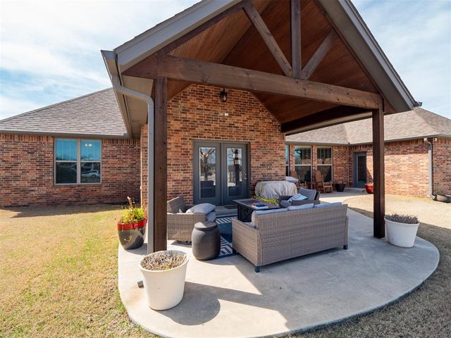 2727 Woodlawn Court, Shawnee, OK 74804