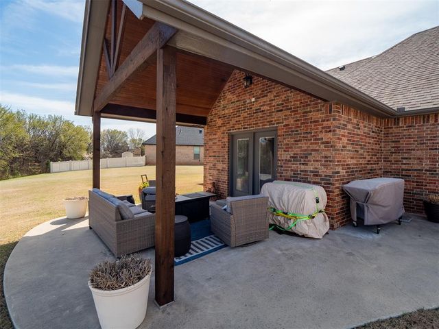 2727 Woodlawn Court, Shawnee, OK 74804