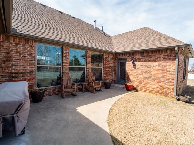 2727 Woodlawn Court, Shawnee, OK 74804