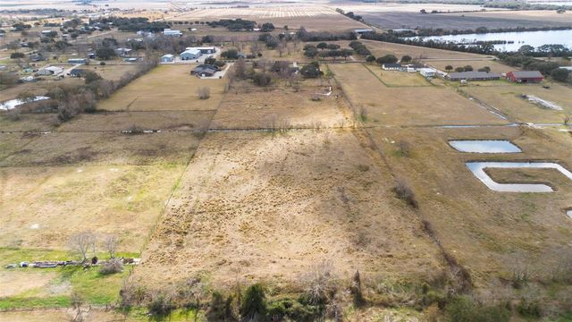 239 County Road 402, Danbury, TX 77534