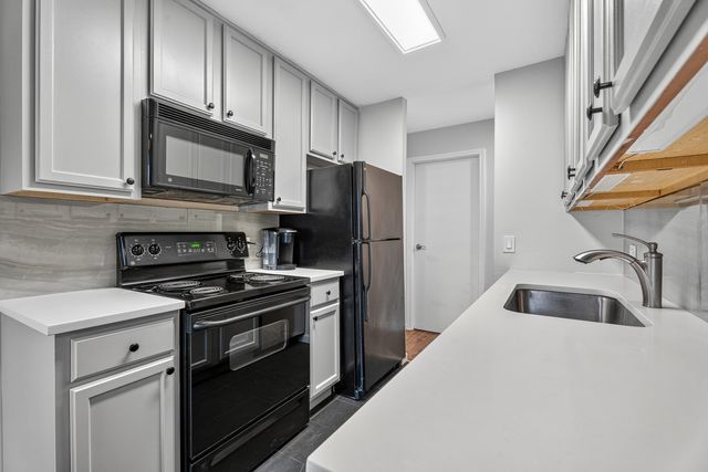 5900 Oakwood Drive 2L, Lisle, IL 60532