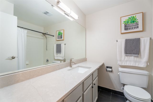 5900 Oakwood Drive 2L, Lisle, IL 60532