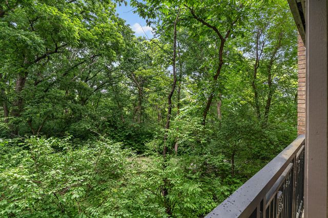 5900 Oakwood Drive 2L, Lisle, IL 60532
