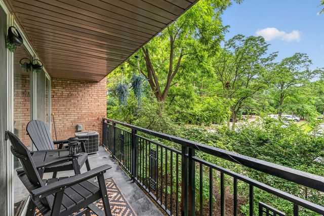 5900 Oakwood Drive 2L, Lisle, IL 60532