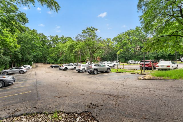 5900 Oakwood Drive 2L, Lisle, IL 60532