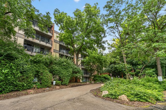 5900 Oakwood Drive 2L, Lisle, IL 60532