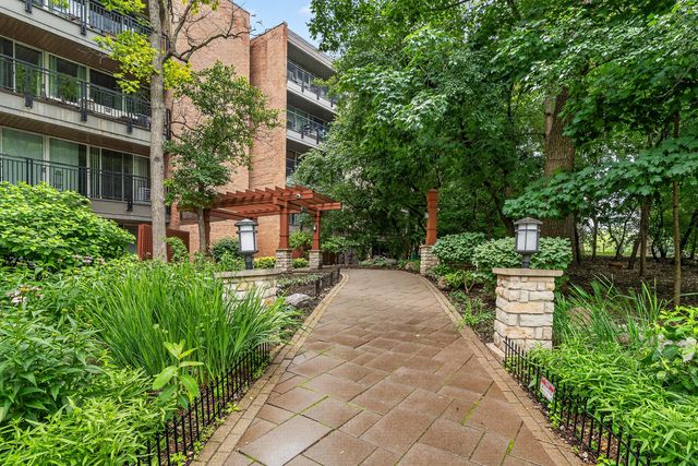 5900 Oakwood Drive 2L, Lisle, IL 60532