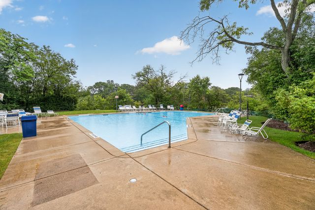 5900 Oakwood Drive 2L, Lisle, IL 60532