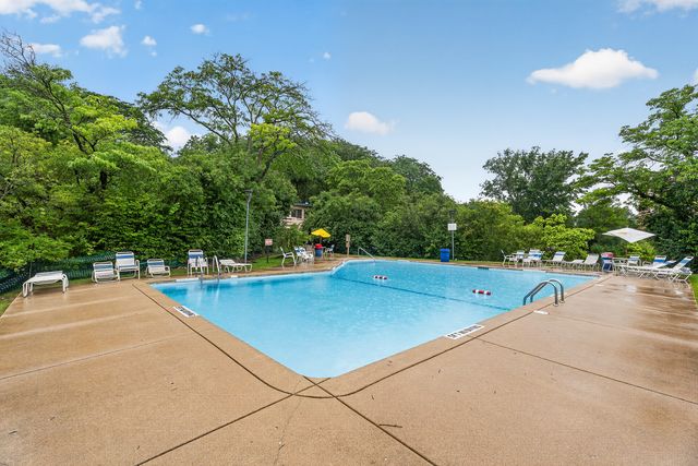 5900 Oakwood Drive 2L, Lisle, IL 60532