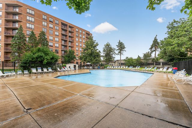 5900 Oakwood Drive 2L, Lisle, IL 60532