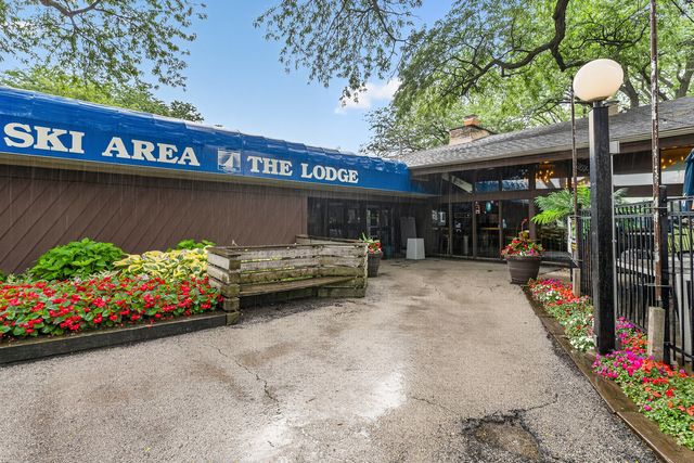5900 Oakwood Drive 2L, Lisle, IL 60532