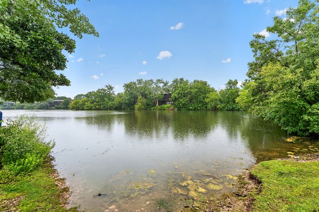 5900 Oakwood Drive 2L, Lisle, IL 60532