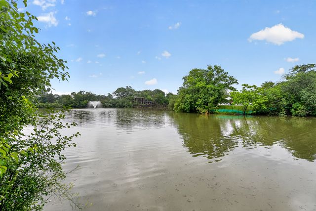 5900 Oakwood Drive 2L, Lisle, IL 60532