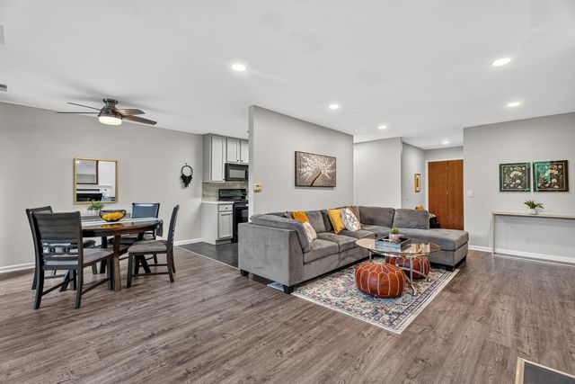 5900 Oakwood Drive 2L, Lisle, IL 60532