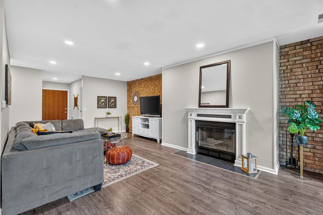 5900 Oakwood Drive 2L, Lisle, IL 60532