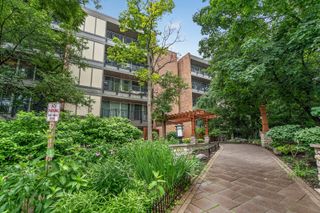 5900 Oakwood Drive 2L, Lisle, IL 60532