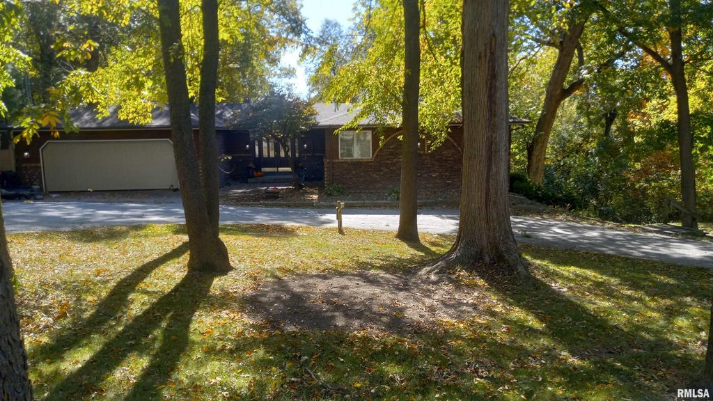 27841 BOWKER Drive, Le Claire, IA 52753