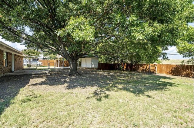 810 S Western Hills Drive, Howe, TX 75459