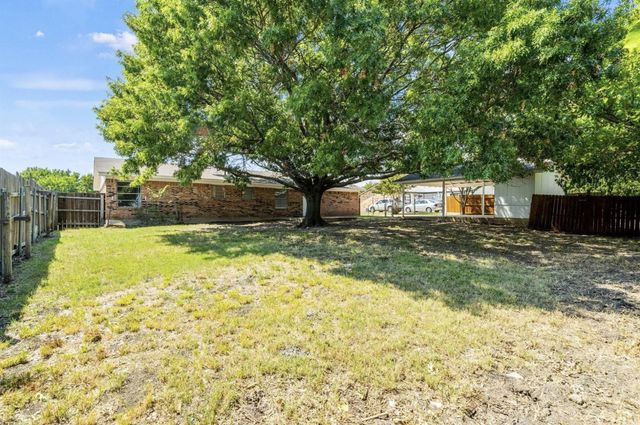 810 S Western Hills Drive, Howe, TX 75459
