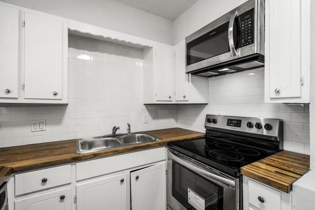 810 S Western Hills Drive, Howe, TX 75459