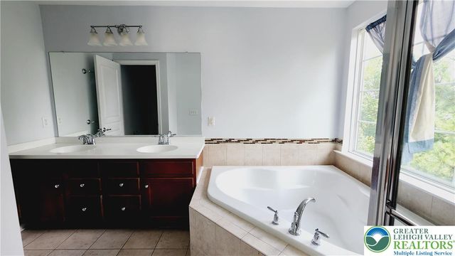 1816 Emerald Drive, South Whitehall Twp, PA 18069