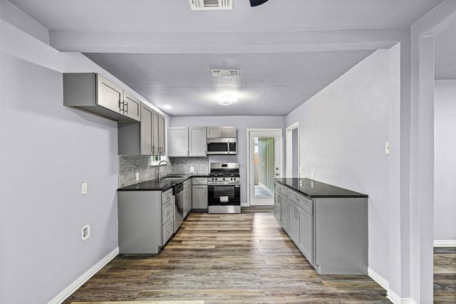 203 S Lancaster Street, Granbury, TX 76048