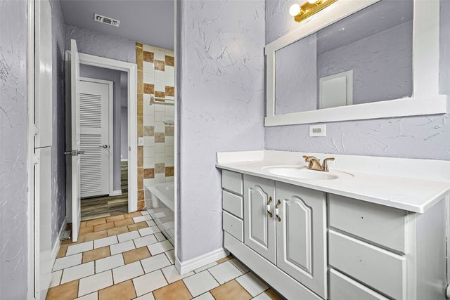 203 S Lancaster Street, Granbury, TX 76048