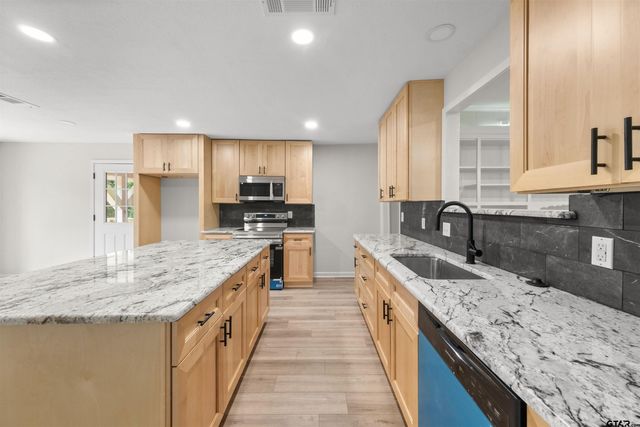 716 Range Rd, Palestine, TX 75801