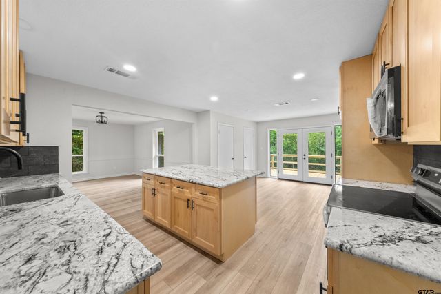 716 Range Rd, Palestine, TX 75801