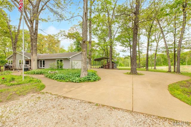222 Prairietown Road, Dorsey, IL 62021