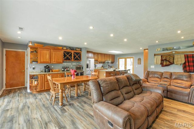 222 Prairietown Road, Dorsey, IL 62021