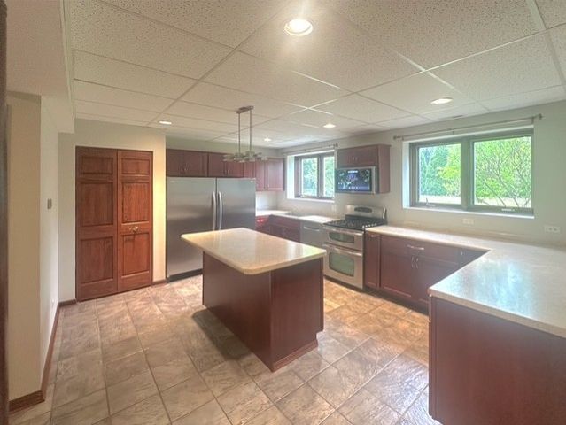 670 Leslie Court, Carol Stream, IL 60188