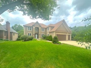 670 Leslie Court, Carol Stream, IL 60188