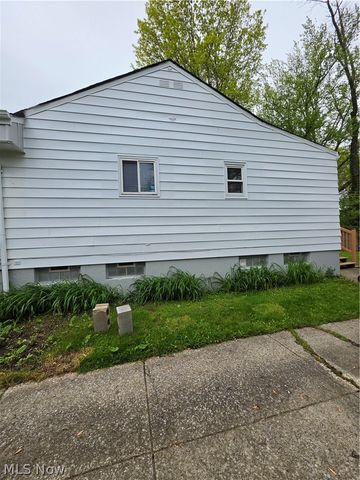 1925 Ridgehill Road, Cleveland, OH 44121