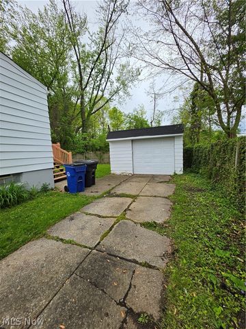 1925 Ridgehill Road, Cleveland, OH 44121