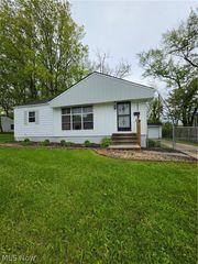 1925 Ridgehill Road, Cleveland, OH 44121