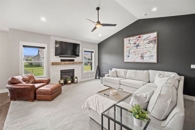 302 33rd Street SE, Altoona, IA 50009