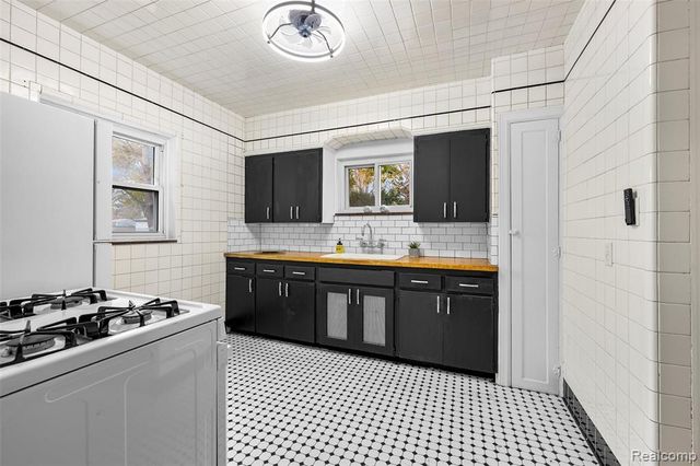 1332 Fort Park Boulevard, Lincoln Park, MI 48146