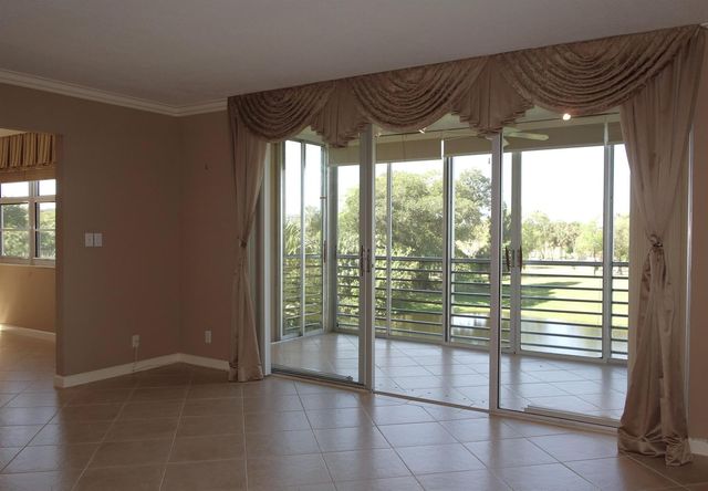 3507 Oaks Way 307, Pompano Beach, FL 33069