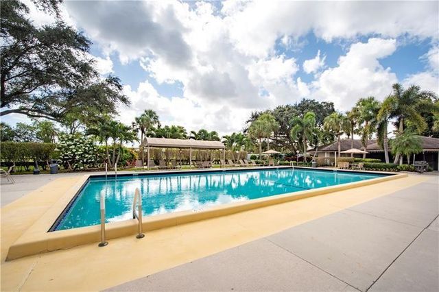 3507 Oaks Way 307, Pompano Beach, FL 33069