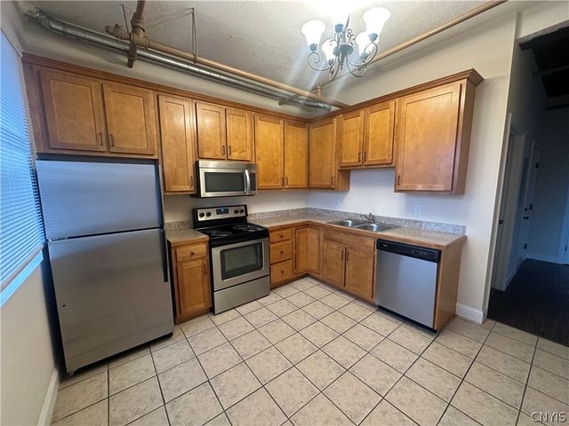 617 East Hiawatha Boulevard 28, Syracuse, NY 13208