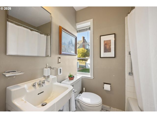 1136 Sw DAVENPORT St, Portland, OR 97201