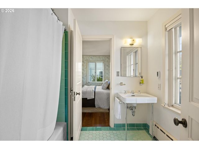 1136 Sw DAVENPORT St, Portland, OR 97201