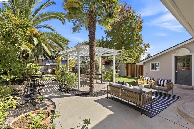 38454 Glenview Dr, Fremont, CA 94536