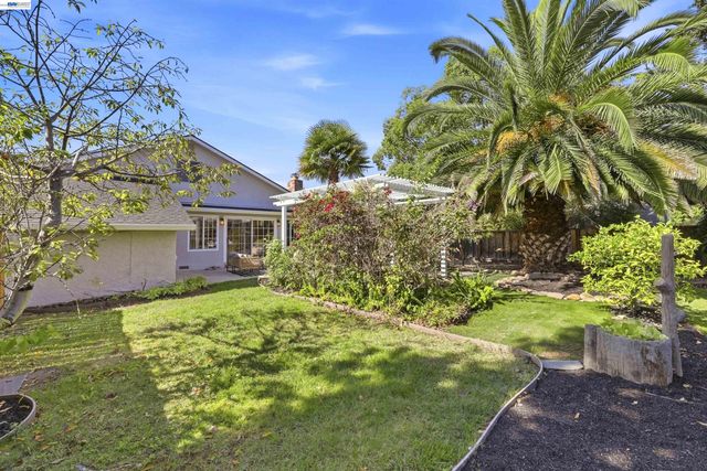 38454 Glenview Dr, Fremont, CA 94536