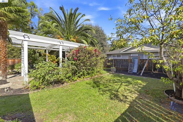 38454 Glenview Dr, Fremont, CA 94536