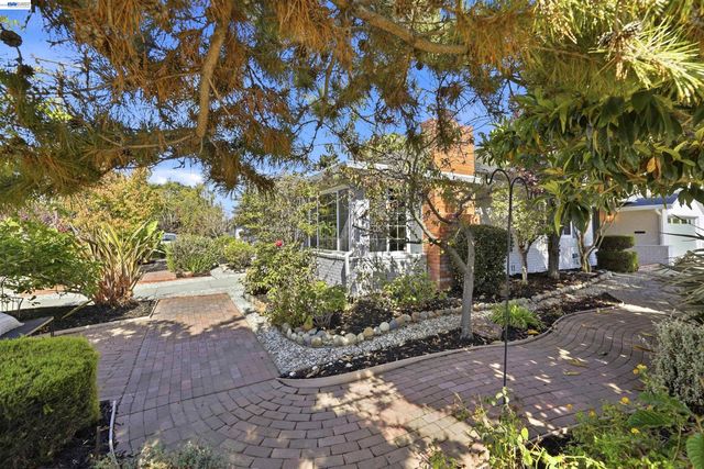 38454 Glenview Dr, Fremont, CA 94536