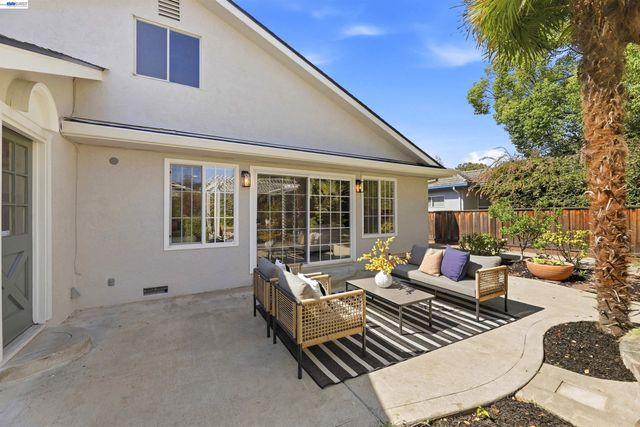38454 Glenview Dr, Fremont, CA 94536
