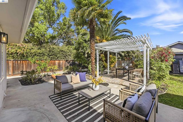 38454 Glenview Dr, Fremont, CA 94536